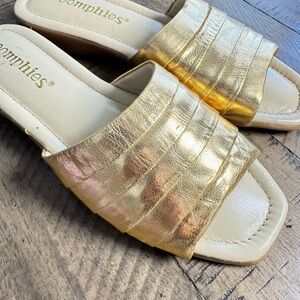 Oomphies Gold Metallic Sandals with Ribbed Straps